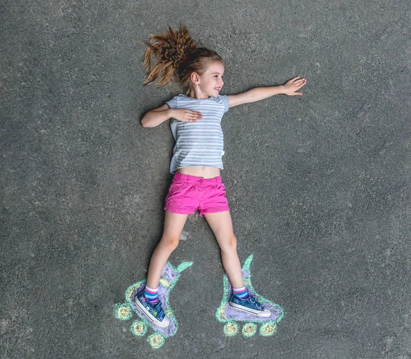 ローラー スケートで甘い女の子は、チョークで描かれました。 — ストック写真