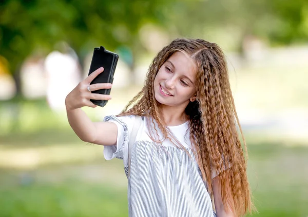 sevimli kıvırcık kız Genç selfie yapar