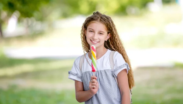 Mignon bouclé adolescent fille manger de la crème glacée — Photo