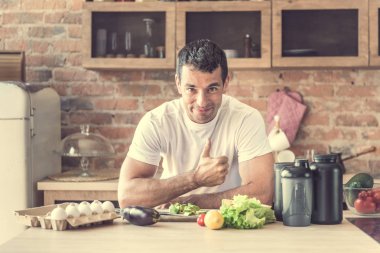 peynir kesme ve telefonda konuşurken çekici adam