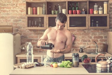 adam vitamin tabletleri sporcular için alır.