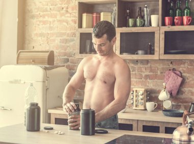 adam bir protein mutfakta kokteyl yapar