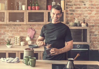 kahve çekirdekleri ızgara adam