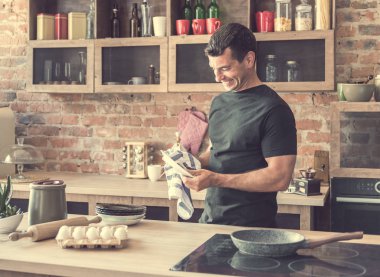 silerek adam mutfakta bulaşık yıkadım