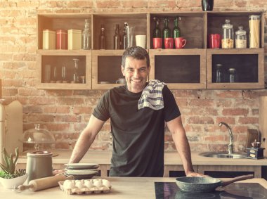 peynir kesme ve telefonda konuşurken çekici adam