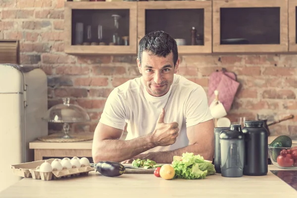 peynir kesme ve telefonda konuşurken çekici adam