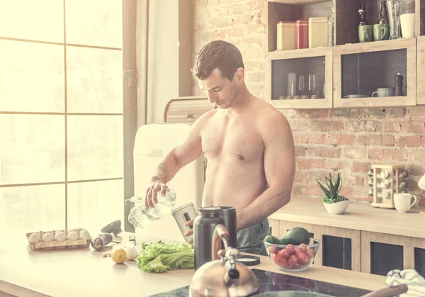 男は台所でカクテル、タンパク質を作る — ストック写真