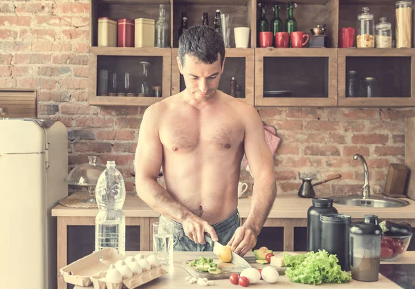 Homme athlétique fait de l'eau avec du citron dans la cuisine — Photo