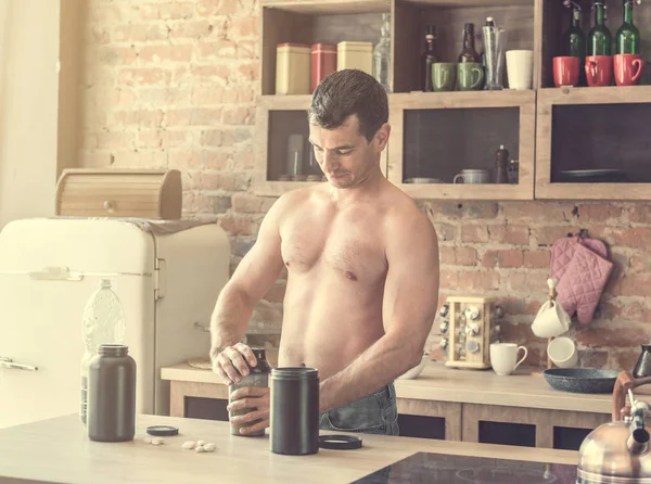 adam bir protein mutfakta kokteyl yapar