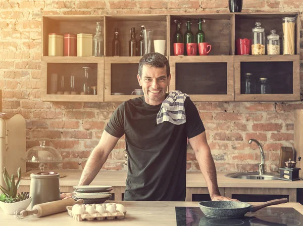 peynir kesme ve telefonda konuşurken çekici adam