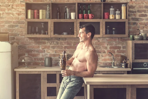 Homem bonito bebe cerveja — Fotografia de Stock