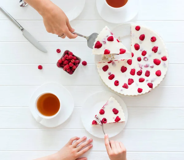 Crianças comendo panna cotta — Fotografia de Stock