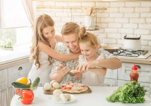 Tata z córkami przygotowującymi pizzę — Zdjęcie stockowe