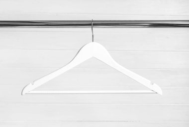 Düzensizce askı raf yerleştirir