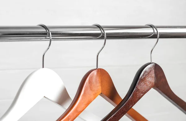 Houten hangers op het rek — Stockfoto