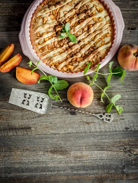 Pfirsichkuchen auf einem alten Holztisch — Stockfoto