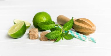 Düzensizce askı raf yerleştirir