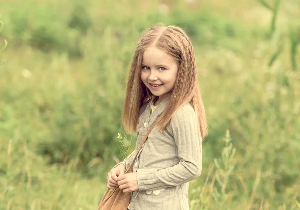 Schattig klein meisje loopt in de zomer — Stockfoto