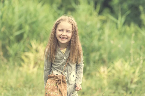 Мила маленька дівчинка йде влітку — стокове фото