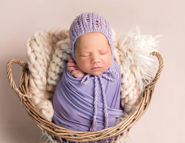 Uyuyan yeni doğmuş bebek — Stok fotoğraf