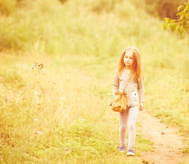 sevimli küçük kız yaz aylarında yürüyüş