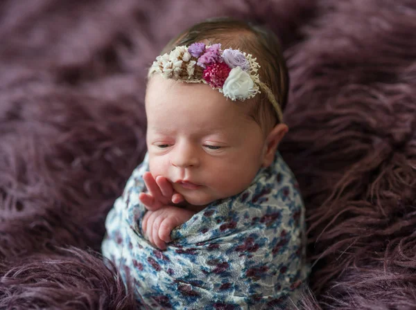 Süßes neugeborenes Mädchen in floralen Kokon gehüllt — Stockfoto
