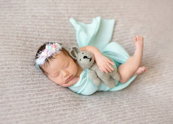 Menina recém-nascida adormecida — Fotografia de Stock