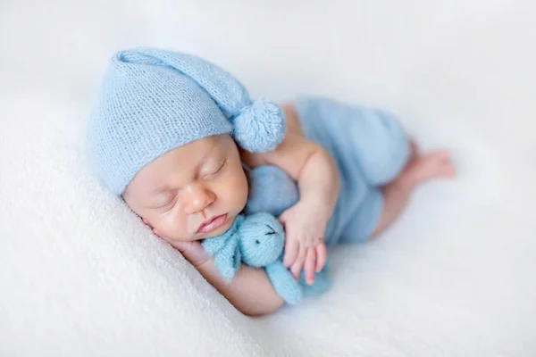 生まれたばかりの赤ちゃんの男の子の睡眠 — ストック写真