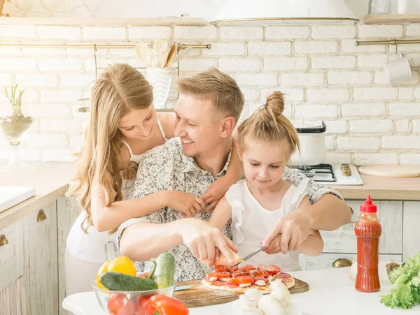Pai com filhas preparando pizza — Fotografia de Stock