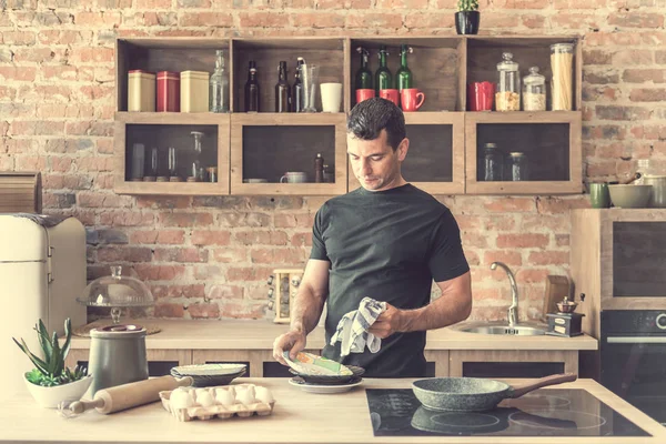 silerek adam mutfakta bulaşık yıkadım