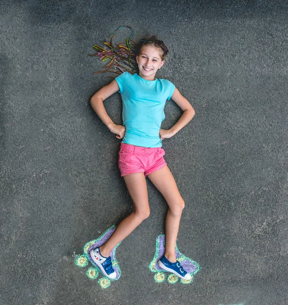 Солодка дівчина в роликових ковзанах пофарбована крейдою — стокове фото
