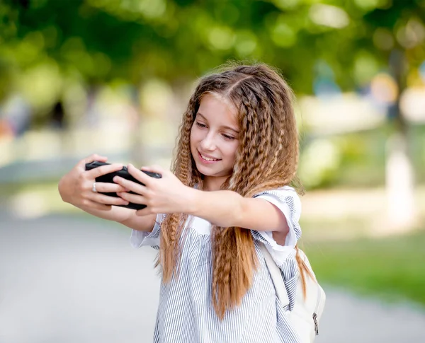 Aranyos göndör lány tinédzser teszi selfie — Stock Fotó