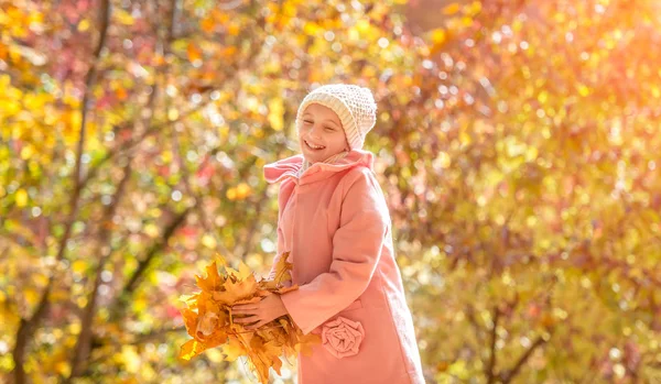 Gadis kecil di hutan musim gugur — Stok Foto