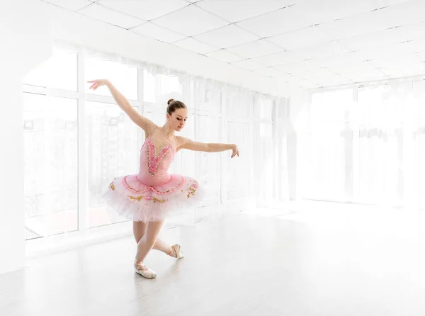 Elegante ballerina in tutù rosa che pratica e sorride — Foto Stock