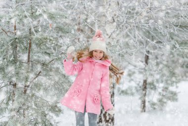 Dışarıda witer içinde oynayan mutlu çocuk