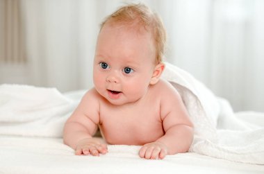 Yeni doğan bebek güzel mavi gözlü karın yalan