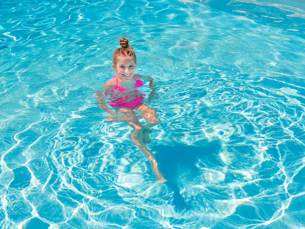 Teen dívka v bazénu mžoural očima — Stock fotografie