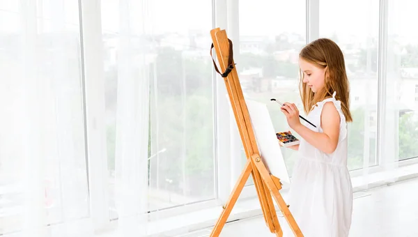 Retrato de menina surpreendida pintando um quadro — Fotografia de Stock