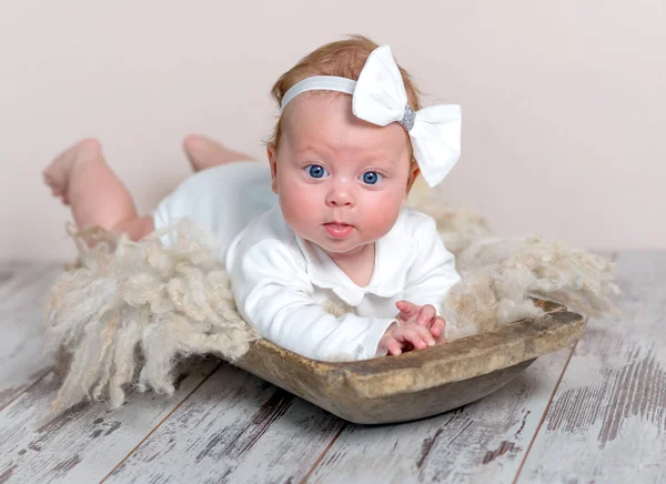 Adorabile ragazza appena nata sdraiata sulla pancia sul tappeto — Foto Stock