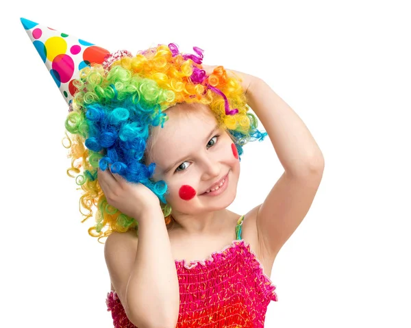 Positieve meisje poses in clown pruik geïsoleerd op witte achtergrond — Stockfoto