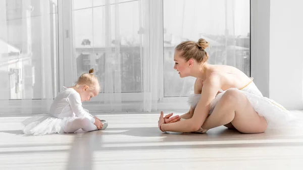 Балерина з дитини дівчина розігріву перед тренуванням — стокове фото