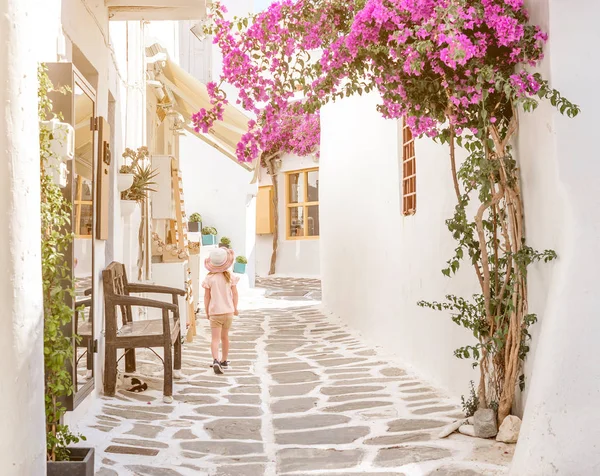 Niña caminando por el estrecho callejón de Grecia —  Fotos de Stock