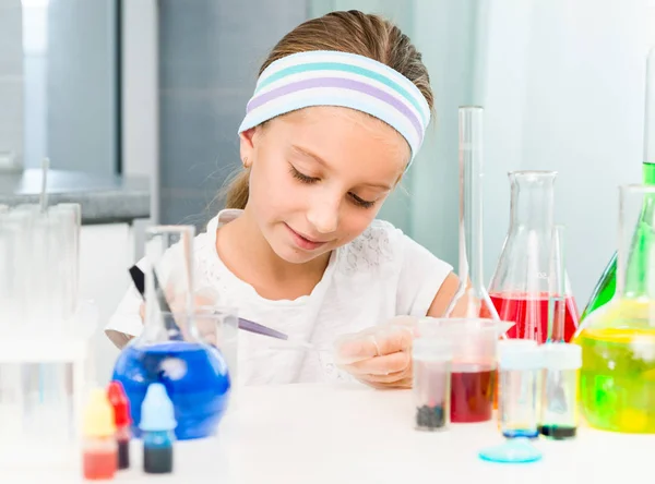 Menina com frascos para química — Fotografia de Stock