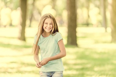 sabah parkta gülüyor sevimli genç kız