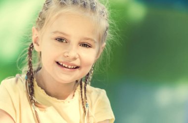 sabah parkta gülümseyen sevimli küçük kız