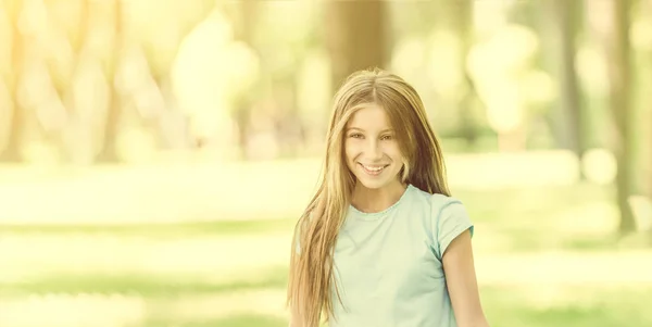 Linda chica adolescente riendo en el parque por la mañana — Foto de Stock