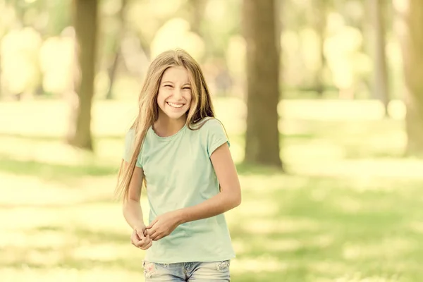 Linda chica adolescente riendo en el parque por la mañana —  Fotos de Stock