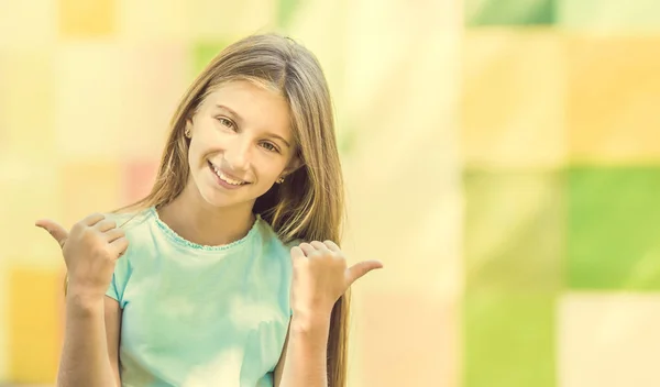 Cooles Teenager-Mädchen posiert — Stockfoto