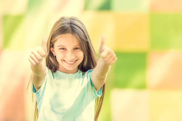 Крутая Девочка Подросток Показывает Большие Пальцы Разноцветном Фоне Стены — стоковое фото