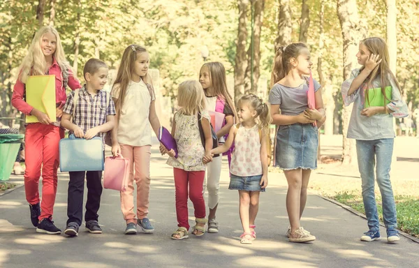 Группа детей с рюкзаками — стоковое фото